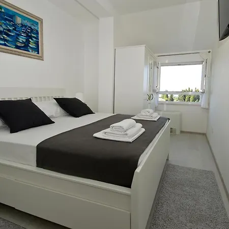 Maria - Free Garage *