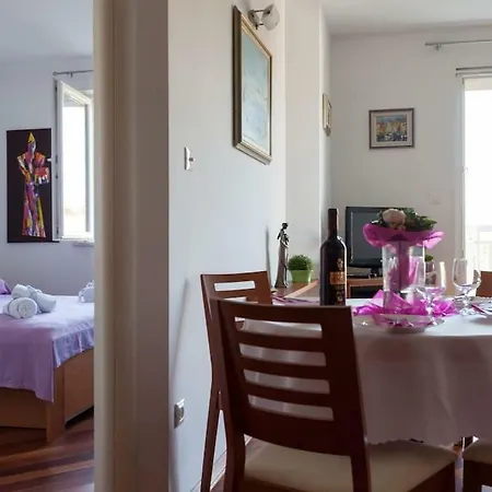 Maria - Free Garage *