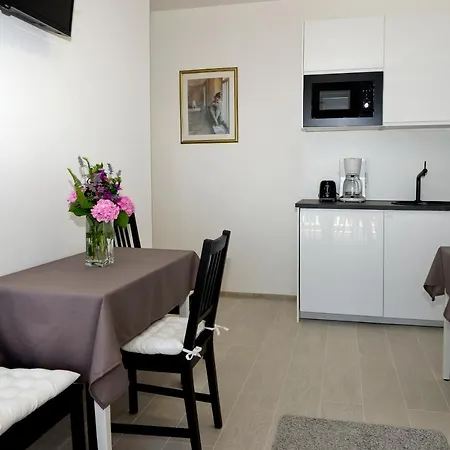 Maria - Free Garage Ντουμπρόβνικ